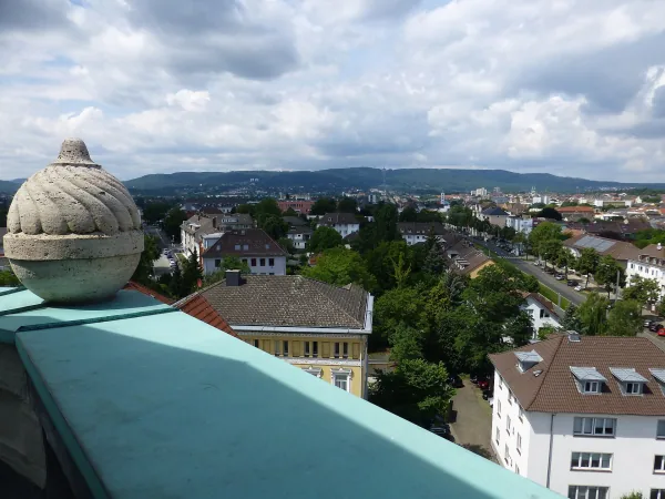 Blick vom Turm des Hessischen Landesmuseums nach Westen über die Dächer von Kassel bis zu den Höhen des Habichtswalds.