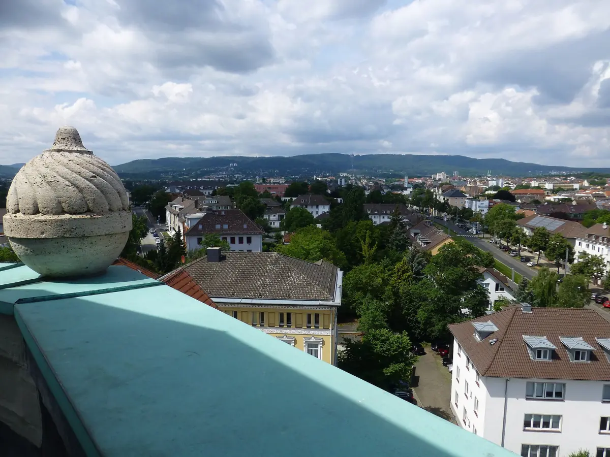 Blick vom Turm des Hessischen Landesmuseums nach Westen über die Dächer von Kassel bis zu den Höhen des Habichtswalds.