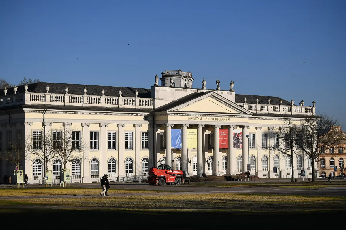 Das Museum Fridericianum am Friedrichsplatz in Kassel im Sonnenschein.