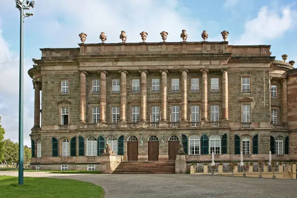 Die Säulenfassade von Schloss Wilhelmshöhe mit Freitreppe und Vorplatz.