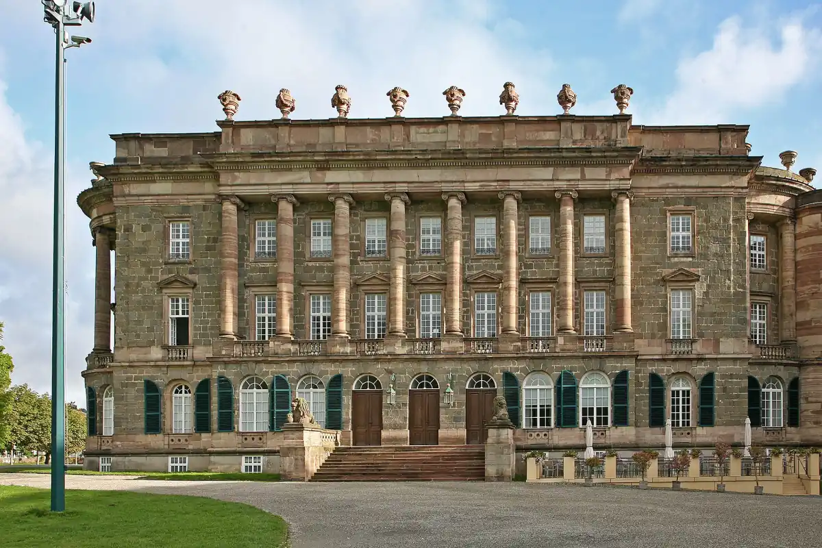 Die Säulenfassade von Schloss Wilhelmshöhe mit Freitreppe und Vorplatz.