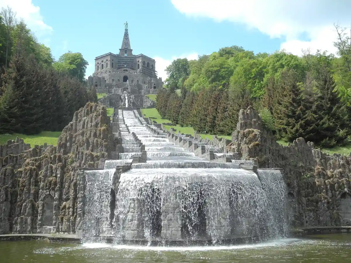 Wasser stürzt über die Großen Kaskaden im Bergpark Wilhelmshöhe, oben thront das Herkules-Oktogon.