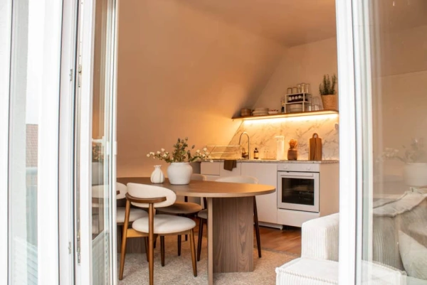 Blick vom Balkon in die Wohnküche der Romantischen Wohnung unter dem Dach.