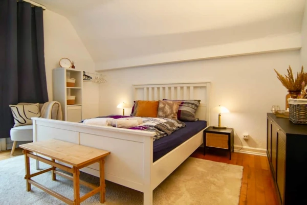 Gemütliches Schlafzimmer der Ferienwohnung Schlossteich unter der Dachschräge.